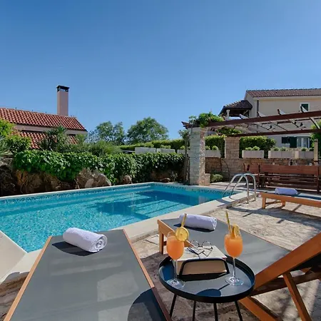 Demi Villa