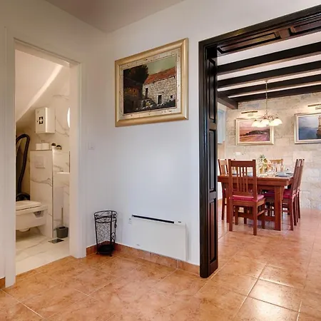 Demi Villa *