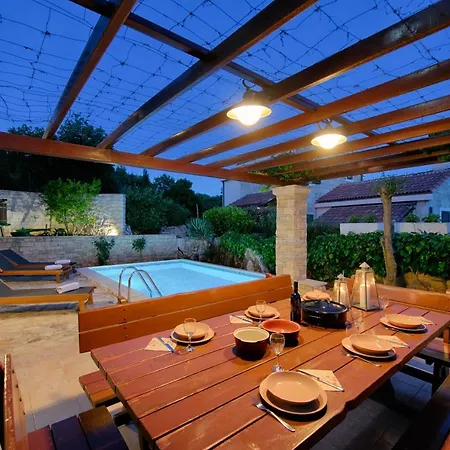 Demi Villa *