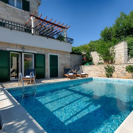 Demi Villa *