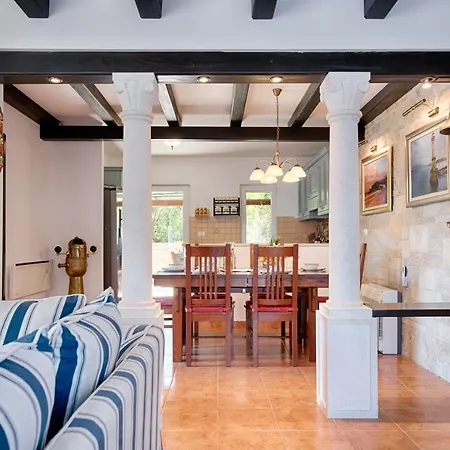 Demi Villa *