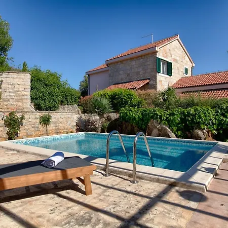 Demi Villa Pucisca