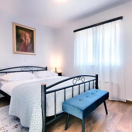 Demi Villa Pucisca
