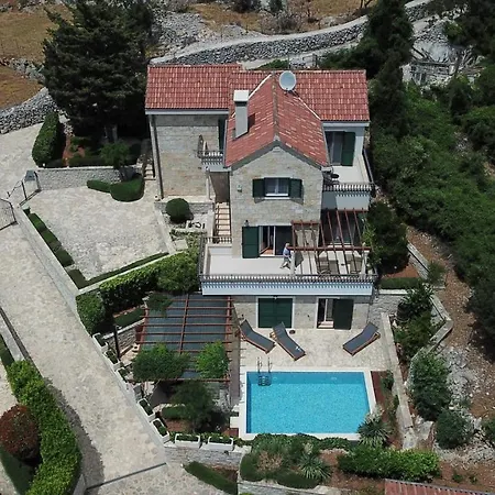 Demi Villa Pucisca