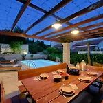 Demi Villa *