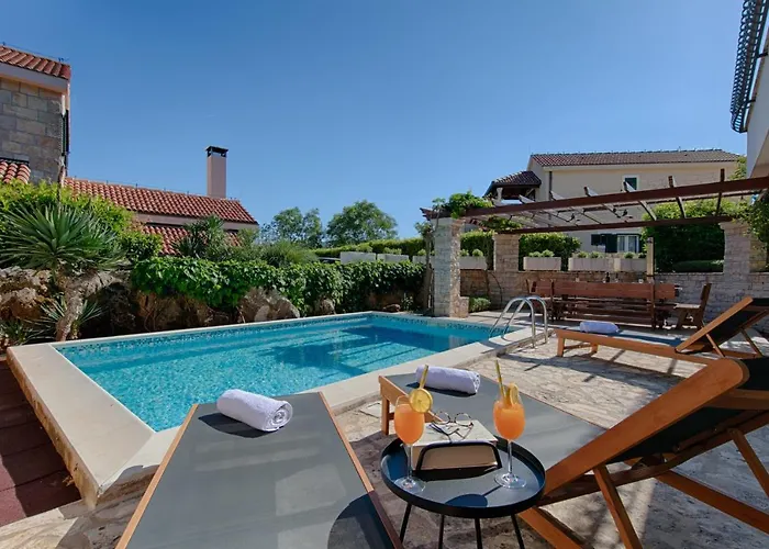 Demi Villa